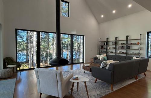 Lakeville House | Contemporary Lakehouse in Lakeville