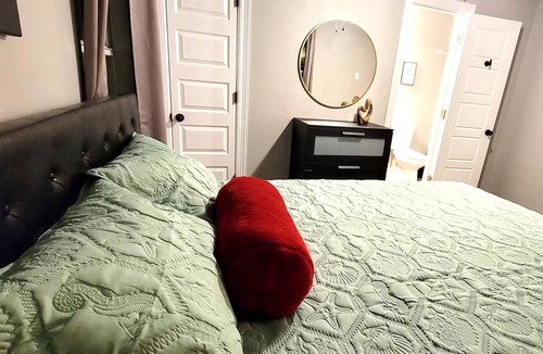 South Central Houston House | Contemporary Large Cozy House in Houston Downtown/Midtown/Medical center/NRG etc