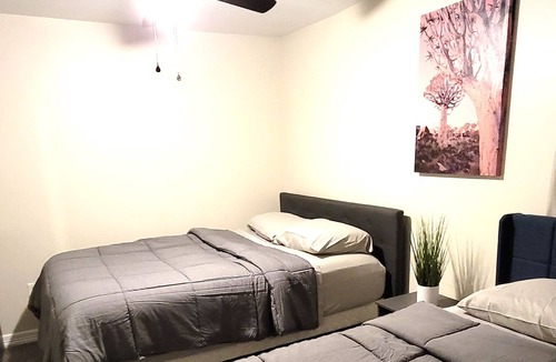 South Central Houston House | Contemporary Large Cozy House in Houston Downtown/Midtown/Medical center/NRG etc