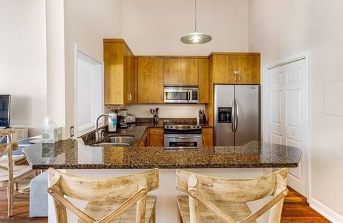Historic District - North Condo | Contemporary Living on Broughton with King Beds & Parking by Lucky Savannah