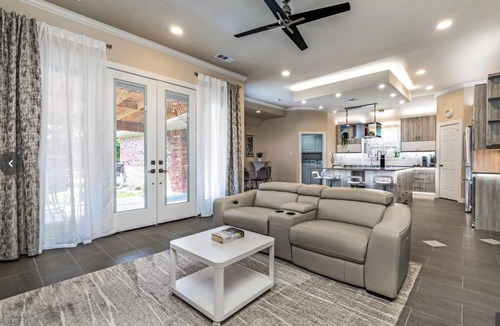 Far North Dallas House | Contemporary, Luxury 3 bedroom plus Office townhome in north Dallas with 1G net