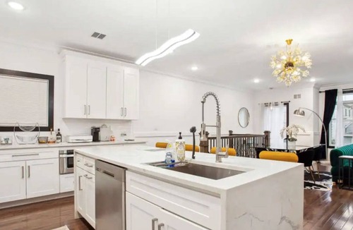 Jersey City Condo | Contemporary Luxury 3 Bdr Apt for 6 +Free Parking