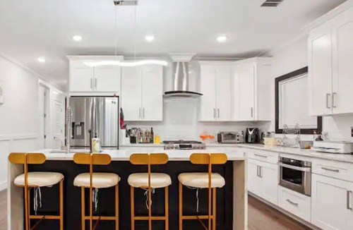 Jersey City Condo | Contemporary Luxury 3 Bdr Apt for 6 +Free Parking