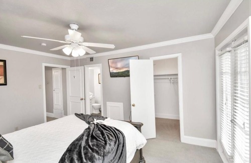 Neartown Bed & Breakfast | Contemporary Master Queen Suite