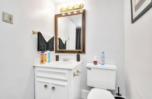 Neartown Bed & Breakfast | Contemporary Master Queen Suite