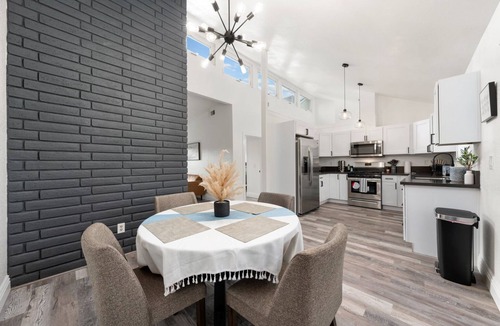 Rio Linda House | Contemporary Modern Spacious 3BR/2BA Near SMF