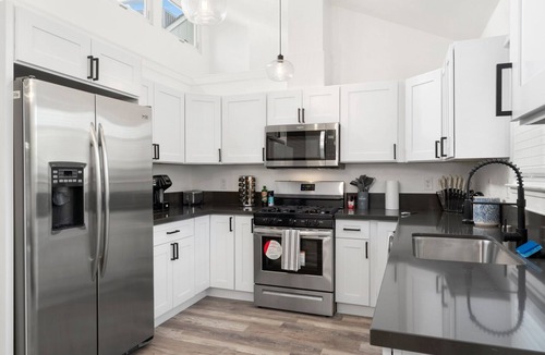 Rio Linda House | Contemporary Modern Spacious 3BR/2BA Near SMF