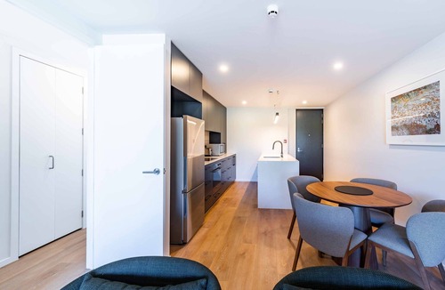 Wanaka Apartment | Contemporary Northlake Apartment