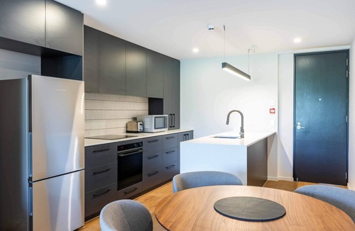 Wanaka Apartment | Contemporary Northlake Apartment