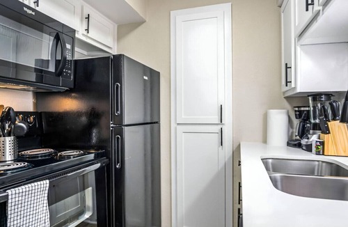 Brentwood Apartment | Contemporary One Bedroom One Bath with Pool Acces