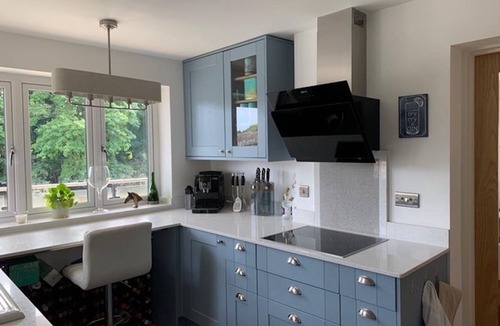 Aylesford Cottage | Contemporary riverside retreat with views across the water and historic bridge