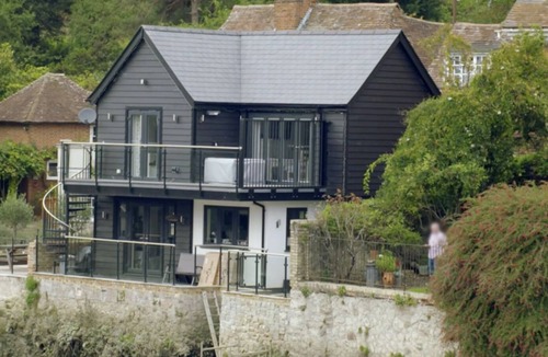 Aylesford Cottage | Contemporary riverside retreat with views across the water and historic bridge