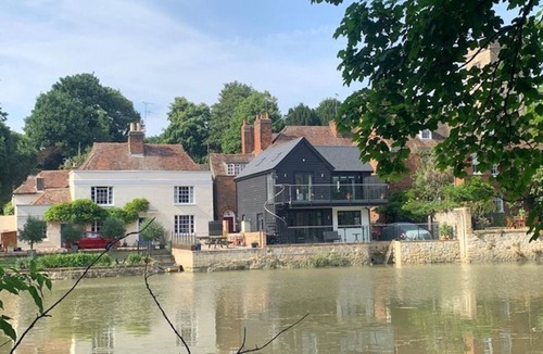 Aylesford Cottage | Contemporary riverside retreat with views across the water and historic bridge