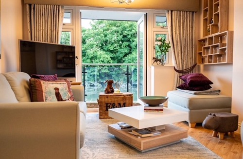 Aylesford Cottage | Contemporary riverside retreat with views across the water and historic bridge