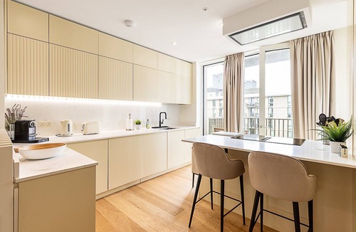 Stratford Apartment | Contemporary Stratford Escape