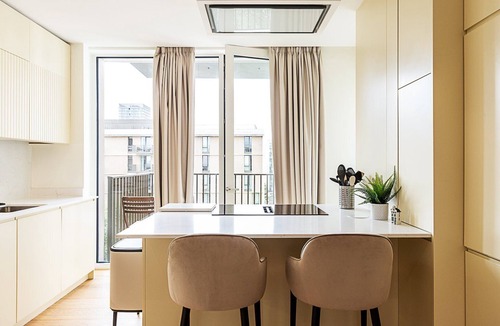 Stratford Apartment | Contemporary Stratford Escape