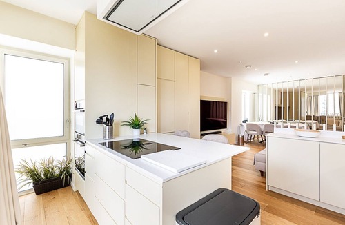 Stratford Apartment | Contemporary Stratford Escape