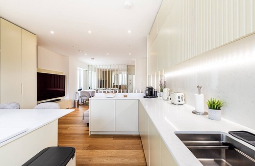 Stratford Apartment | Contemporary Stratford Escape