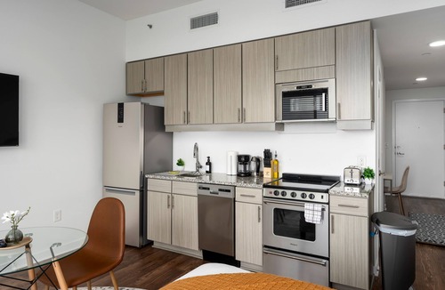 Avondale Apartment | Contemporary Studio in DT BHAM! l Private Balcony