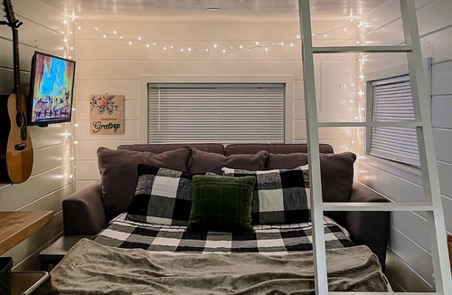 Kimberling City Cottage | Contemporary tiny home with lake view, firepit, & gas grill