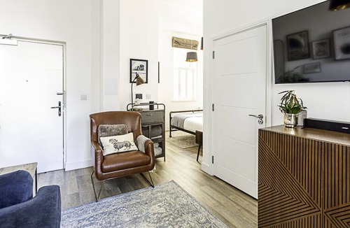 Mile End Apartment | Contemporary Victorian Studio