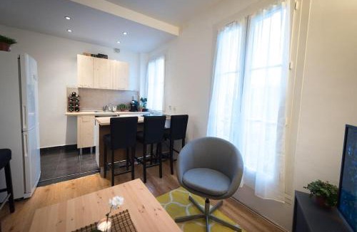 Puteaux Apartment | Contemporary, view of La Défense, all comfort
