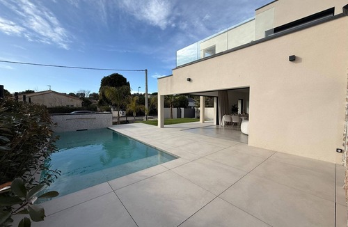 Villetelle House | Contemporary villa with pool