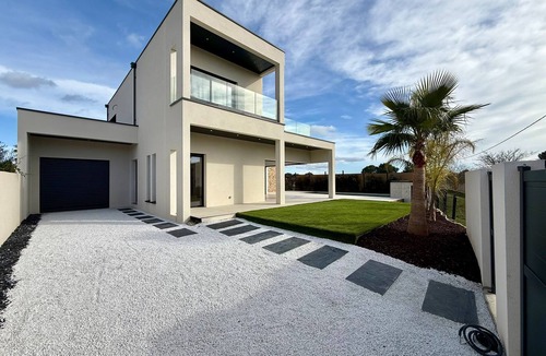 Villetelle House | Contemporary villa with pool