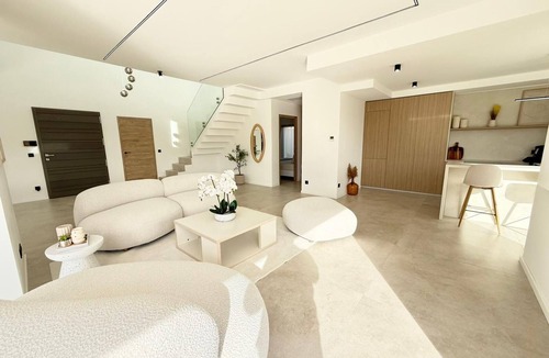 Villetelle House | Contemporary villa with pool