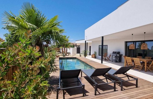 Perols House | contemporary villa with view