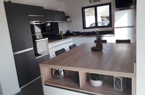 Vannes House | Contemporary villa with heated pool