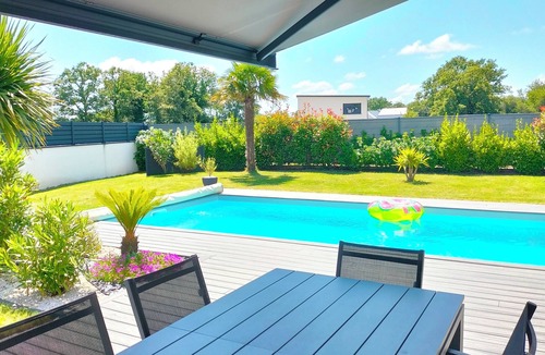 Vannes House | Contemporary villa with heated pool