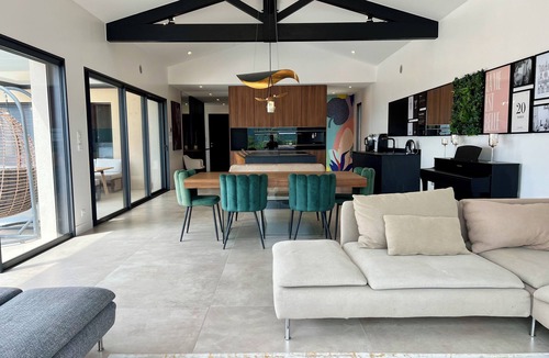 Uzes Villa | Contemporary villa with unobstructed view