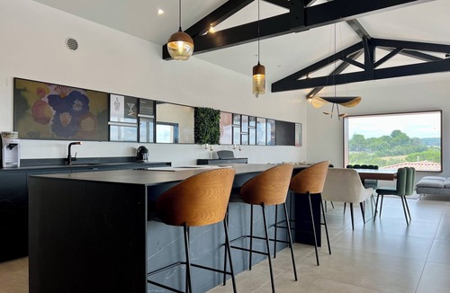 Uzes Villa | Contemporary villa with unobstructed view