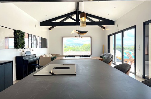 Uzes Villa | Contemporary villa with unobstructed view