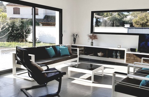 Castelnau-le-Lez Villa | Contemporary waterfront villa