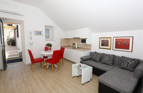 Pile Villa | Contemporary waterfront villa a short walk to Old Town, beach & amenities