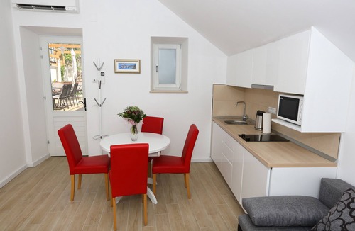 Pile Villa | Contemporary waterfront villa a short walk to Old Town, beach & amenities