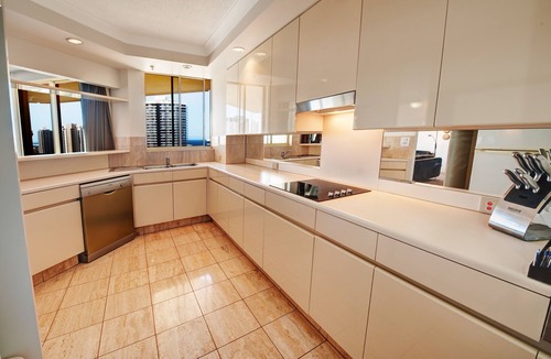 Main Beach Apartment | Contessa Holiday Apartments