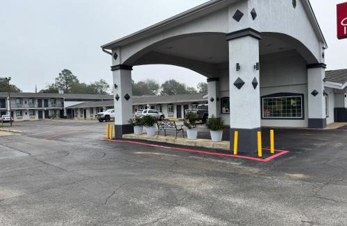 Nacogdoches Hotel | Continental Inn and Suites Nacogdoches TX SFA University Downtown