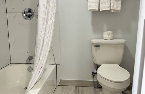 Nacogdoches Hotel | Continental Inn & Suites Nacogdoches TX/SFA University/Downtown