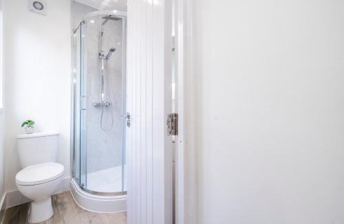 Newcastle-Under-Lyme House | Contractor Accommodation - Parking - Fast WiFi - Sleeps 9 - Flexible Stay