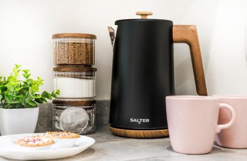 Newcastle-Under-Lyme House | Contractor Accommodation - Parking - Fast WiFi - Sleeps 9 - Flexible Stay