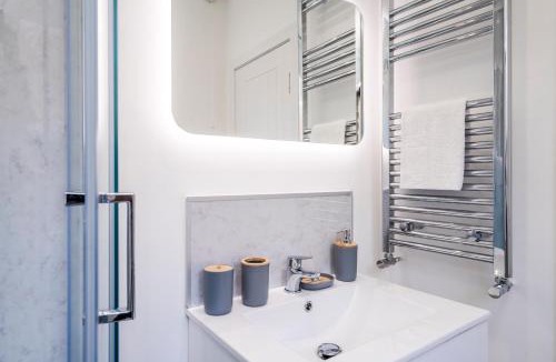 Newcastle-Under-Lyme House | Contractor Accommodation - Parking - Fast WiFi - Sleeps 9 - Flexible Stay