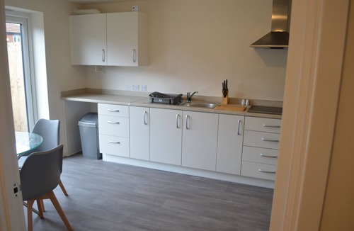 Newborough House | Contractor Accommodation - Sleeps 7 - Peterborough