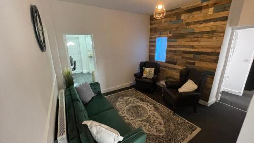 Smethwick House | Contractor Accommodation Birmingham Large 6BR Free Parking