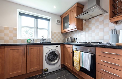 Southampton Apartment | Contractor Base | 2BR | Parking