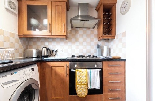 Southampton Apartment | Contractor Base | 2BR | Parking