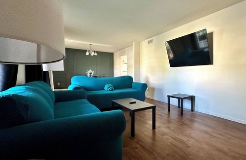Columbia House | Contractor/Family Hub-3 Living Areas - Sleeps Many