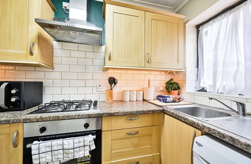 Forest Gate Apartment | Contractor Friendly 2BR Wi-Fi + Gated Parking